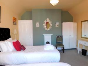 Postel nebo postele na pokoji v ubytování Manor House, Cromer - Keys Holiday Cottages