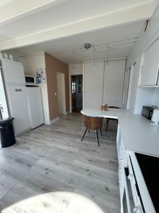 Kuchyň nebo kuchyňský kout v ubytování Maison de Vacances - Vue mer avec Piscine