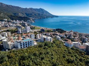 una vista aerea di una città e dell'oceano di Sunshine Appartement Budva a Bečići