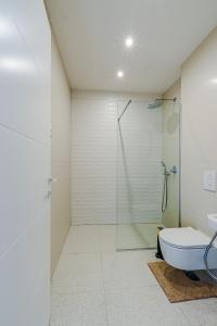 un bagno con doccia, WC e lavandino di Sunshine Appartement Budva a Bečići