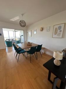 Posezení v ubytování Maison de Vacances - Vue mer avec Piscine + 16 fotografií