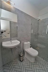 Maashpi Hotel & Resort, Candolim的一间浴室