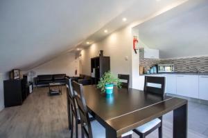 a kitchen and a dining room with a table and chairs at Charming House with Shared Pool in Atalaia, 110 m² in Lourinhã