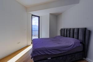 un letto in una camera con una grande finestra di Sunshine Appartement Budva a Bečići Altre 29 foto