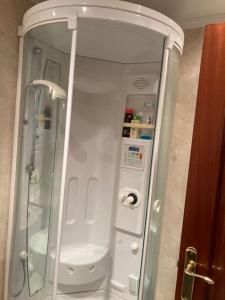 kabina prysznicowa z toaletą w łazience w obiekcie APARTAMENTO UXUE. w mieście Mundaka +37 zdjęć