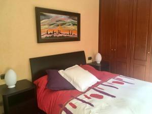 Łóżko lub łóżka w pokoju w obiekcie APARTAMENTO UXUE.