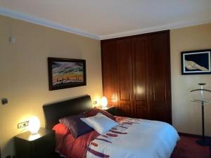 Łóżko lub łóżka w pokoju w obiekcie APARTAMENTO UXUE.