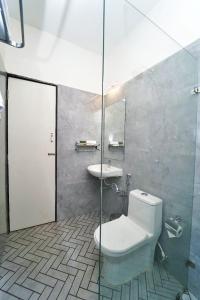 Maashpi Hotel & Resort, Candolim的一间浴室