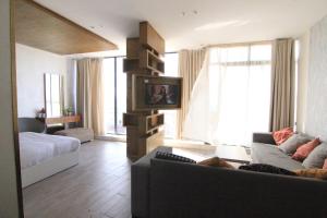 Телевізор і / або розважальний центр в 3 Appartements Vue sur Mer dans une maison indépendante
