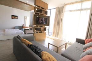 Телевізор і / або розважальний центр в 3 Appartements Vue sur Mer dans une maison indépendante