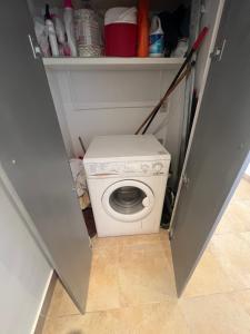 une petite salle de bain avec toilettes dans une chambre dans l'établissement classy new 2 bedrooms 2 bathrooms apartment at Domina coral bay sea view with everything you need, à Charm el-Cheikh 12 autres photos