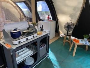 Kuchyň nebo kuchyňský kout v ubytování Bella Tents - Glamping Vibes