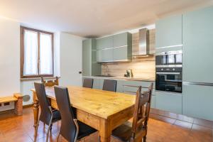 Köök või kööginurk majutusasutuses Luxury Apartment between Como Lake and Valsassina