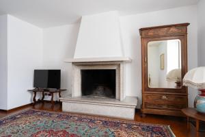 Televiisor ja/või meelelahutuskeskus majutusasutuses Luxury Apartment between Como Lake and Valsassina