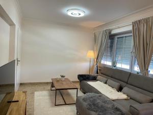 un soggiorno con un divano e un tavolo di 暖暖屋 a Mamer