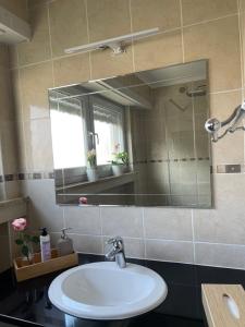 un bagno con lavandino e specchio di 暖暖屋 a Mamer