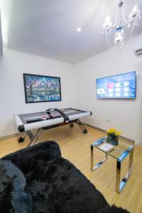 TV i/ili multimedijalni sistem u objektu Luks Lofts Hotel & Residences