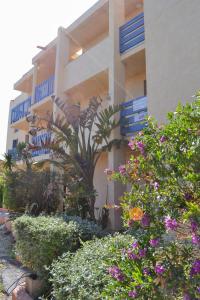 a building with a bunch of flowers in front of it at Malibu Village in Canet-en-Roussillon