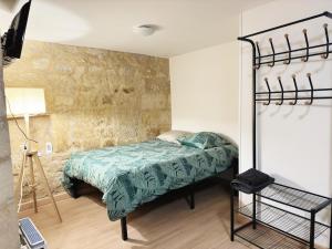 a bedroom with a bunk bed in a room at Pequeño Estudio en Beaucaire in Beaucaire