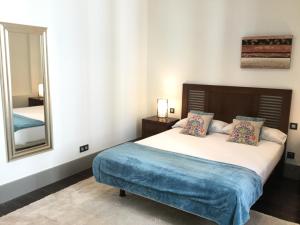 un dormitorio con una cama y un espejo en Victor Hugo 4 dcha 2E by Forever Rentals, en Madrid