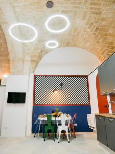 una sala da pranzo con tavolo e sedie di SaraHome a Bari