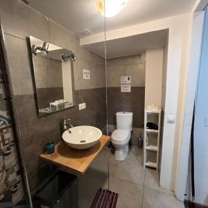 un baño con lavabo e inodoro en Casa Canaria Beautiful Home in Las Canteras, en Las Palmas de Gran Canaria 54 fotos más