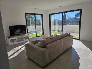 MagalasにあるBeautiful House, Villa, Pool VILLA AZURE PISCINEのソファと薄型テレビのあるリビングルーム