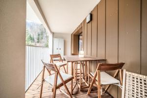 una sala da pranzo con tavolo e sedie di Apartment Camox, Les Houches - by EMERALD STAY a Les Houches