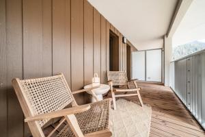 una camera con due sedie e un tavolo sul balcone di Apartment Camox, Les Houches - by EMERALD STAY a Les Houches