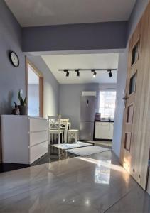 a room with a kitchen with a table and a door at Osiedle Morskie in Pogórze