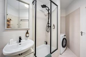 Koupelna v ubytování TRABER APARTMENTS Studio Kaffee Terrasse & Parken + 16 fotografií