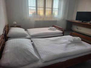 Rúm í herbergi á Nobiles hotel Šternberk