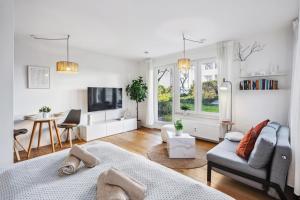 TV a/nebo společenská místnost v ubytování TRABER APARTMENTS Studio Kaffee Terrasse & Parken