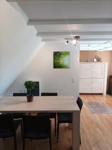 マルメディにあるTerrasses de Malmedy Chalet 141の木製のテーブルと椅子のあるダイニングルーム