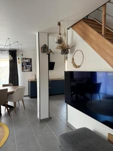 TV a/nebo společenská místnost v ubytování Maison neuve Contemporaine