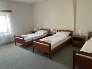 Rúm í herbergi á Nobiles hotel Šternberk