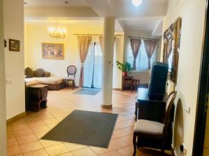 un salon avec un canapé et une table dans l'établissement Hasienda, à Râșnov