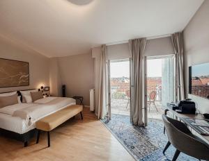 una habitación de hotel con una cama y un balcón en Villa Bosco - Boutiquehotel, en Walldorf