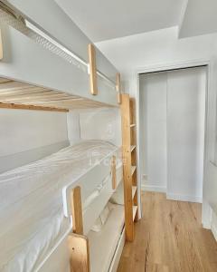 een slaapkamer met twee stapelbedden en een kast bij Maison "Louisette" in Le Touquet-Paris-Plage +7 foto's