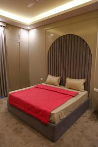 Postel nebo postele na pokoji v ubytování The Luxe Life 2BHK at Supernova