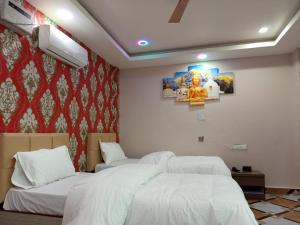 Un pat sau paturi într-o cameră la Hotel Dev Inn