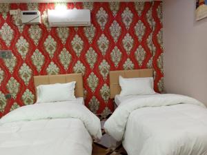 Un pat sau paturi într-o cameră la Hotel Dev Inn