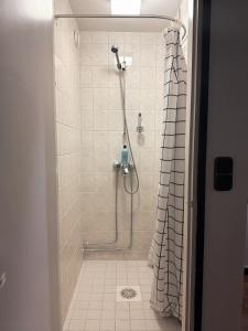 una ducha con cortina de ducha en un baño en Grand Salo Hotel, en Salo