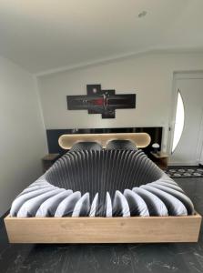 Postel nebo postele na pokoji v ubytování Chambre hotes avec vue panoramique sur la foret