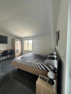 Postel nebo postele na pokoji v ubytování Chambre hotes avec vue panoramique sur la foret