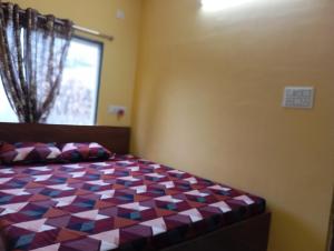 Postel nebo postele na pokoji v ubytování Rukmini Guest House