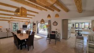 Un comedor y una sala de estar con mesa y sillas. en Villa Antassi enjoy the sun, en Grimaud