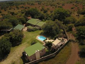 una vista aerea di una casa con piscina di 46 Welgevonden in Dinokeng a Dinokeng Game Reserve