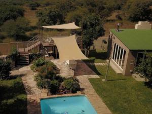 una vista dall'alto di un cortile con una piscina e una tenda di 46 Welgevonden in Dinokeng a Dinokeng Game Reserve