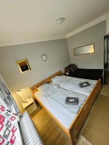 Posteľ alebo postele v izbe v ubytovaní LakePark Garden Villa with swimming pool & park
